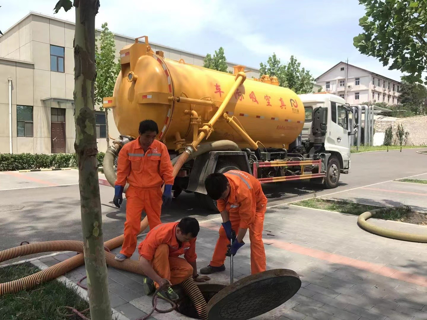 双辽管道疏通车停在窨井附近