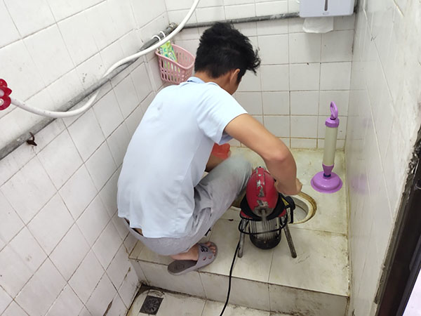 双辽管道堵塞冒臭气 专业师傅现场解决问题