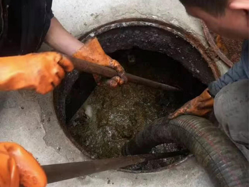 双辽清理化粪池时如何避免沼气的危害？